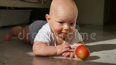 宝贝躺在地板上拿着一个红苹果。 4.这个孩子<strong>活泼开朗</strong>，积极主动
